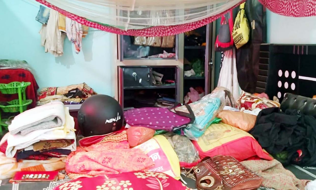 Goods worth six lakh rupees crossed from two houses in Sareli