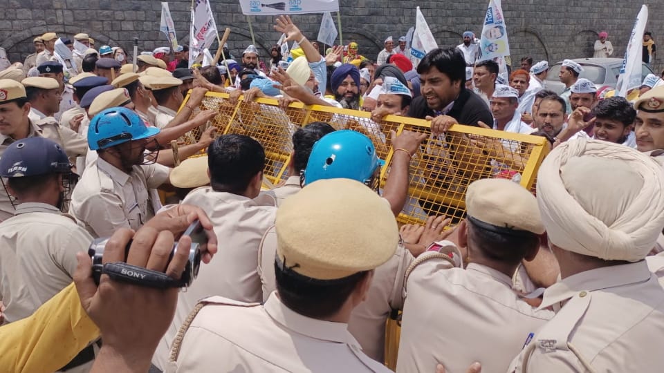 Aam Aadmi Party workers protested over electricity and water problem in sirsa