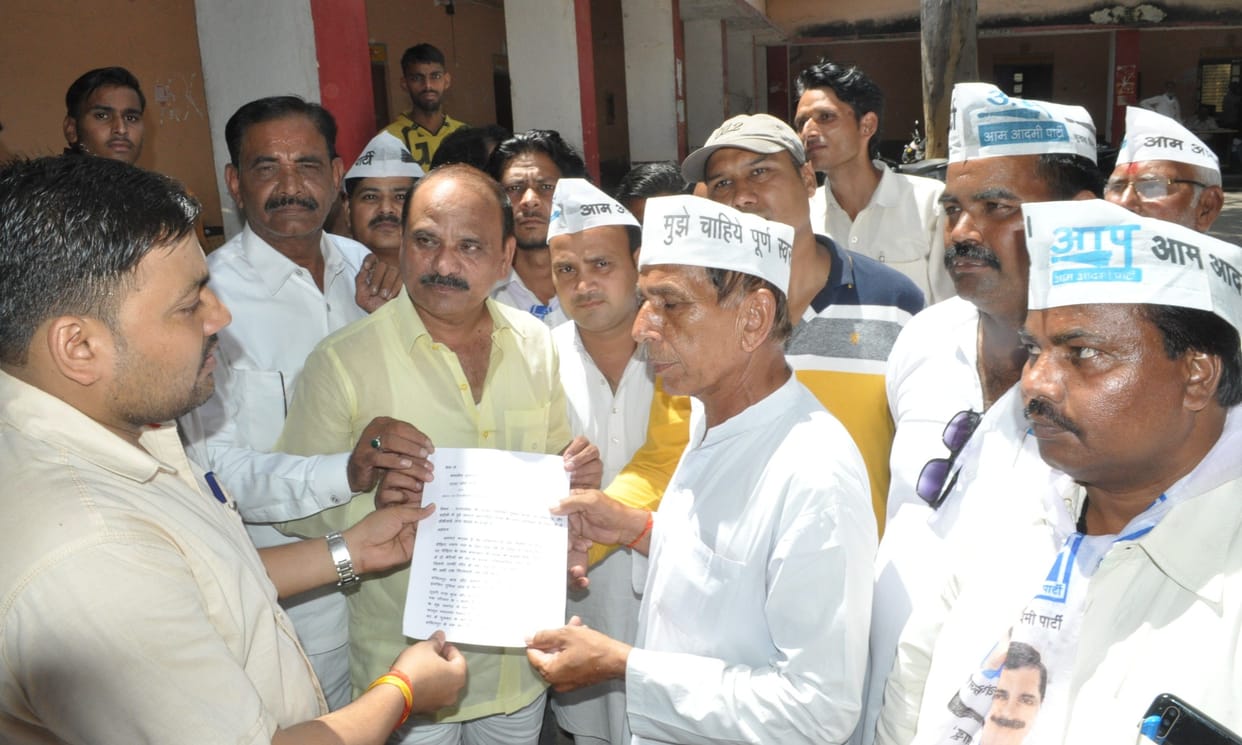 Hathras: Demonstration against Lalitpur-Chandauli incidents, submitted memorandum