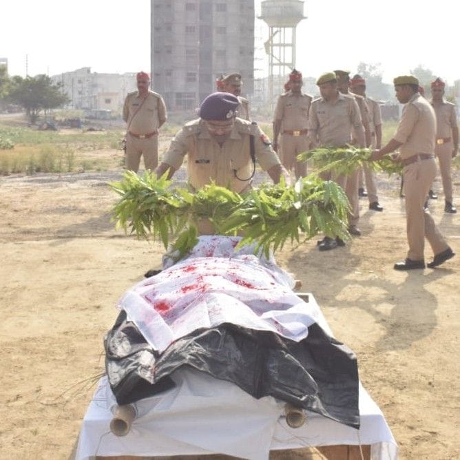 Hathras: SP shouldered the dead body of a policeman