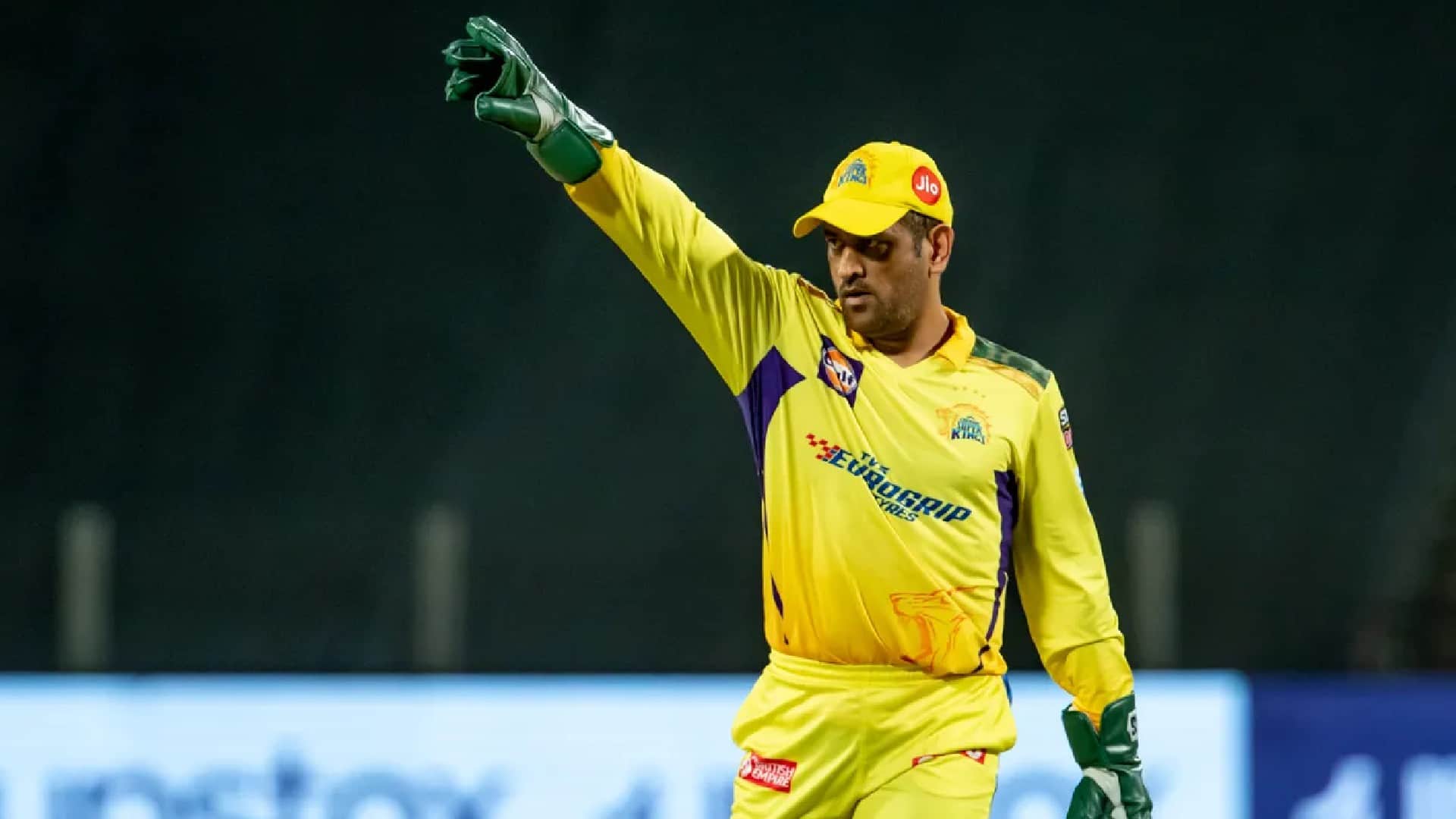 MS Dhoni Injury Mahendra Singh Dhoni knee pain due to calcium deficiency  getting treatment in Ranchi