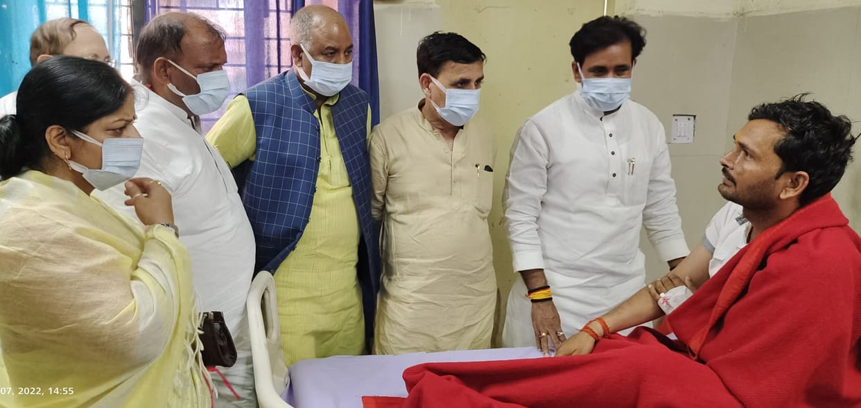 Khaki gasped to show the minister 'all right', dragged the attendants away
