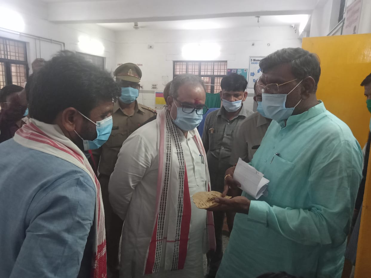 Dinner was distributed to the patients during the day itself, the minister was furious after seeing the dry rotis