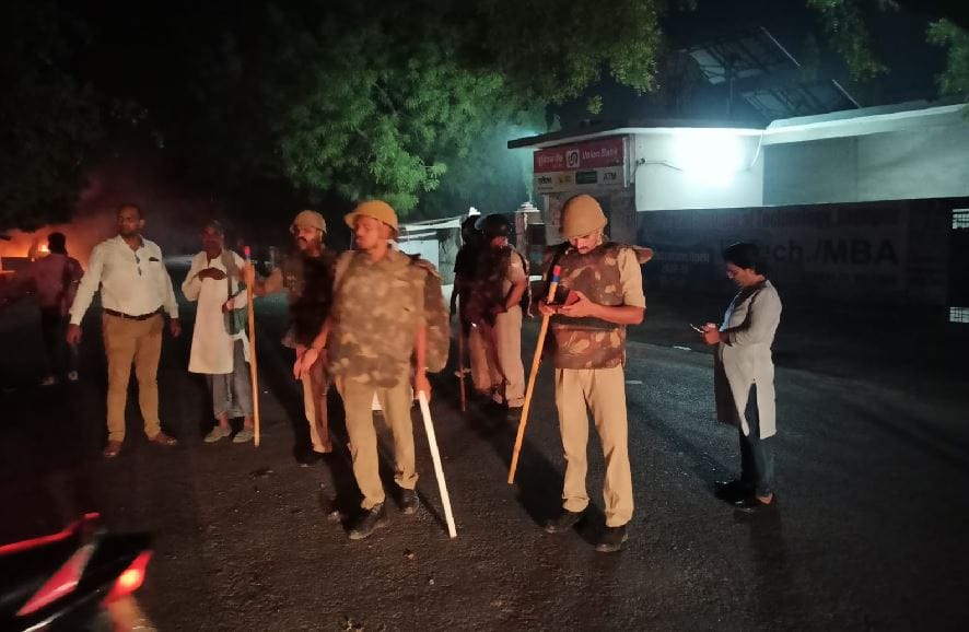 violence after murder of wrestler in Jaunpur There was knife attack in dispute over eating eggs angry mob created  nuisance