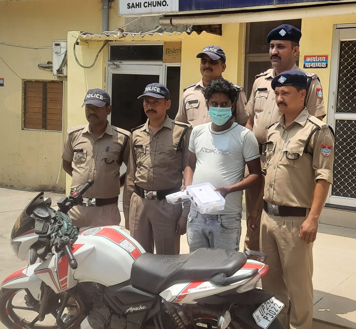 Smuggler arrested with 200 grams smack