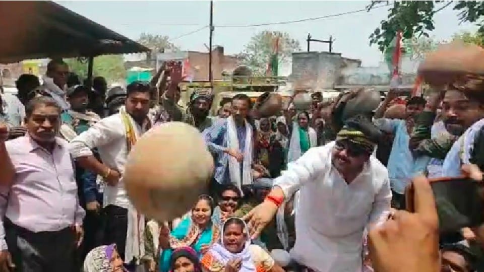 Chhatarpur: Demonstration of MLA over water problem, surrounded the municipality, sat on dharna