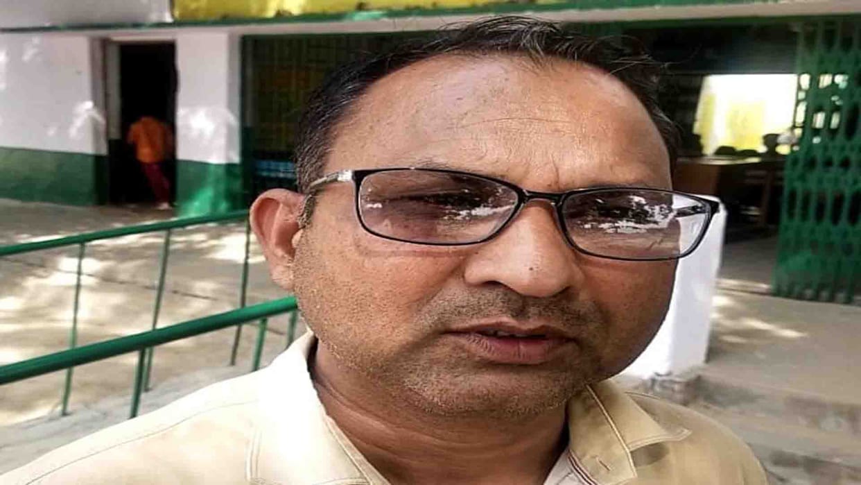 headmistress slaps the teacher in etawah