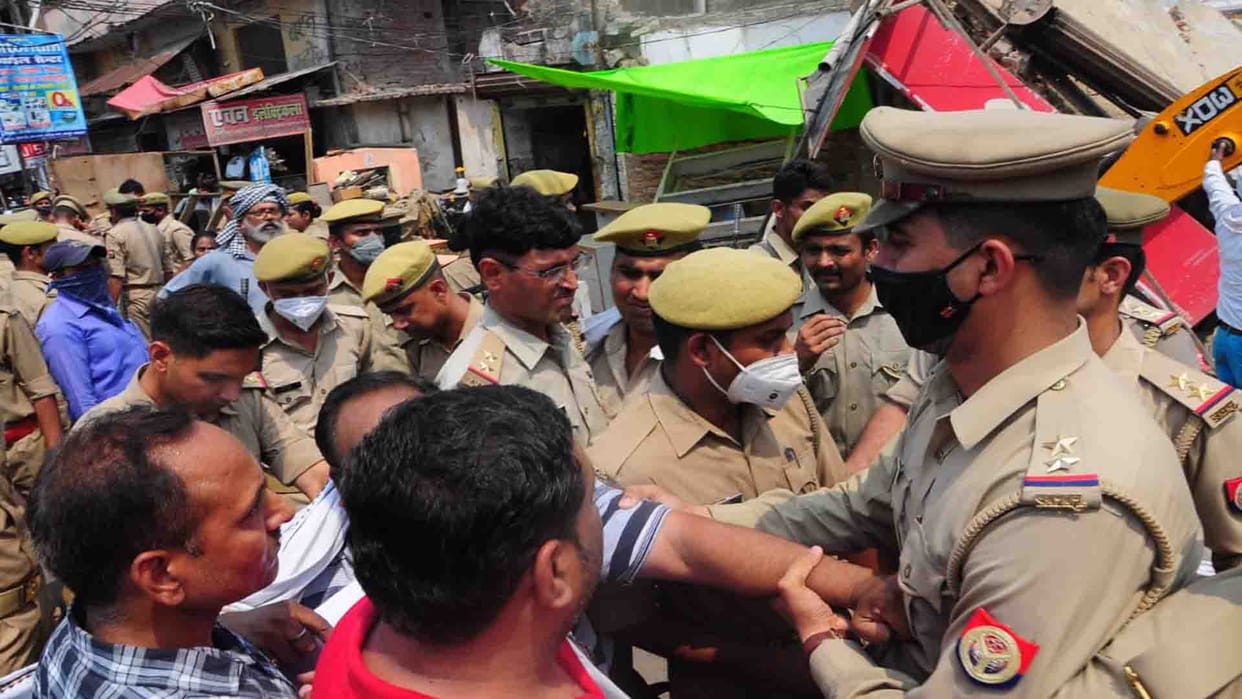 Kanpur: KDA broken eight shops in Lal Bungalow, uproar