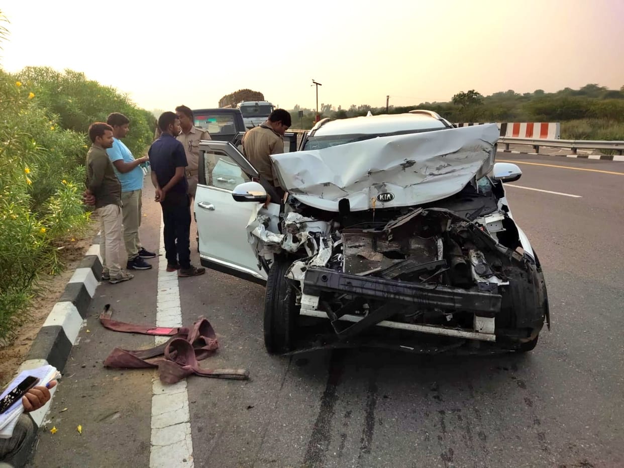 Car overturned after hitting a divider on the expressway in Unnao, one dead and five injured