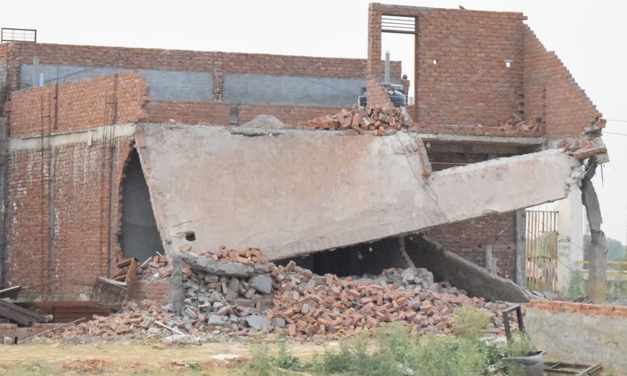 Action against encroachment intensified Bulldozer on illegal colony in Noida land worth 150 crores free