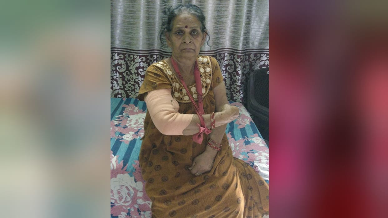 Ghaziabad retired sdo wife looted by miscreants