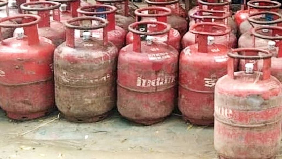Free gas cylinder to Ujjwala gas connection holders in pilibhit