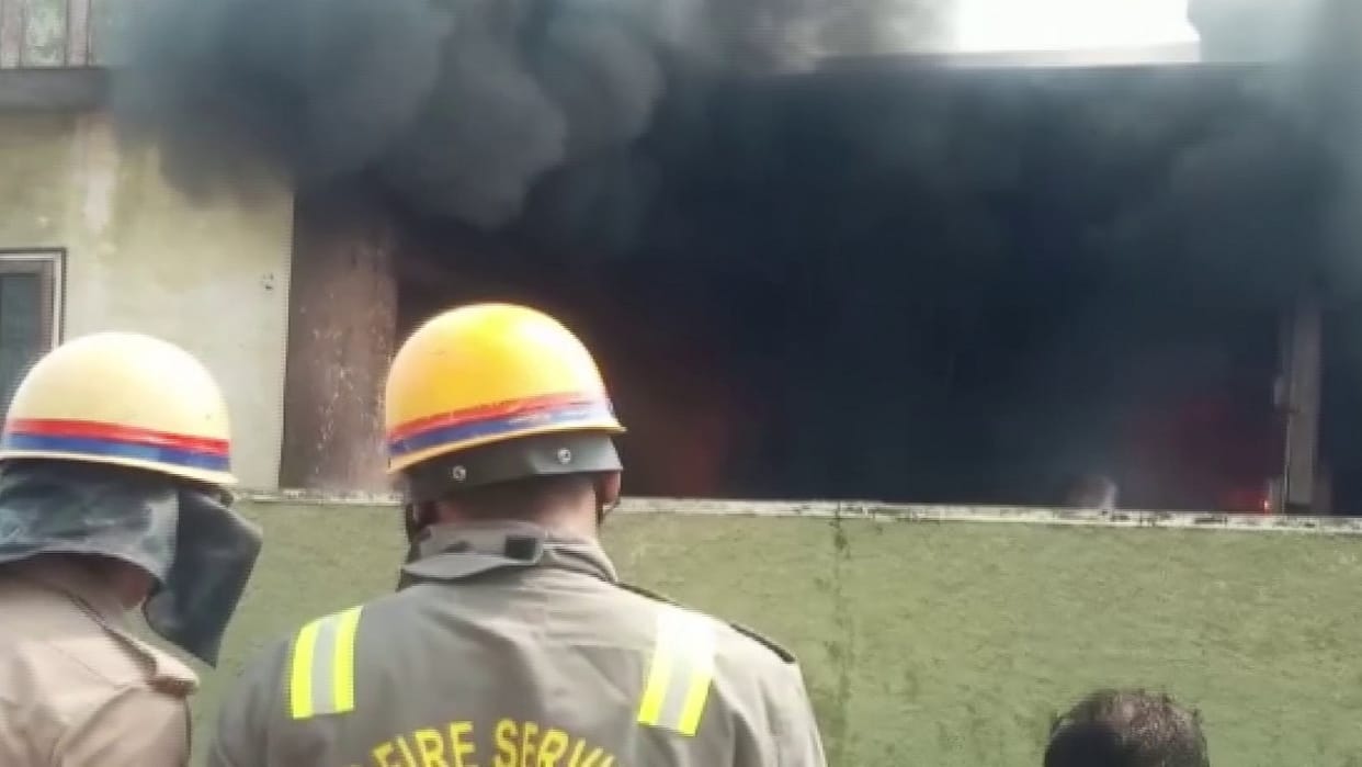 Fire broke out in a paint shop in Moradabad fire brigade team extinguished fire