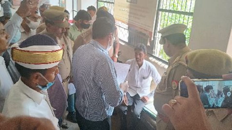 Farmer tried to immolate himself by sprinkling petrol in front of DM in mathura