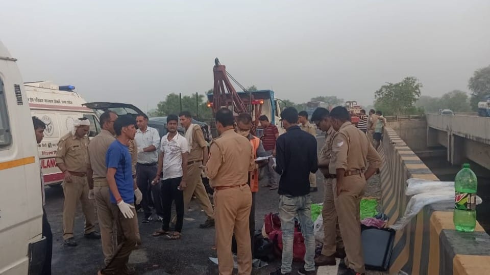 yamuna expressway accident car accident due to over speeding in Mathura