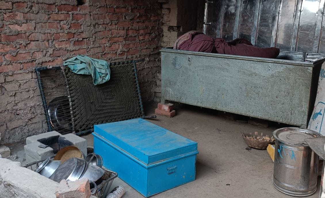 The thieves took away the house after breaking the lock of the closed house
