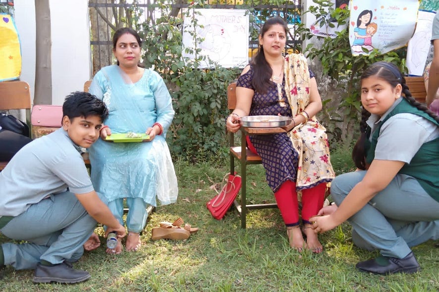 Touched the feet, the blessings of the mother