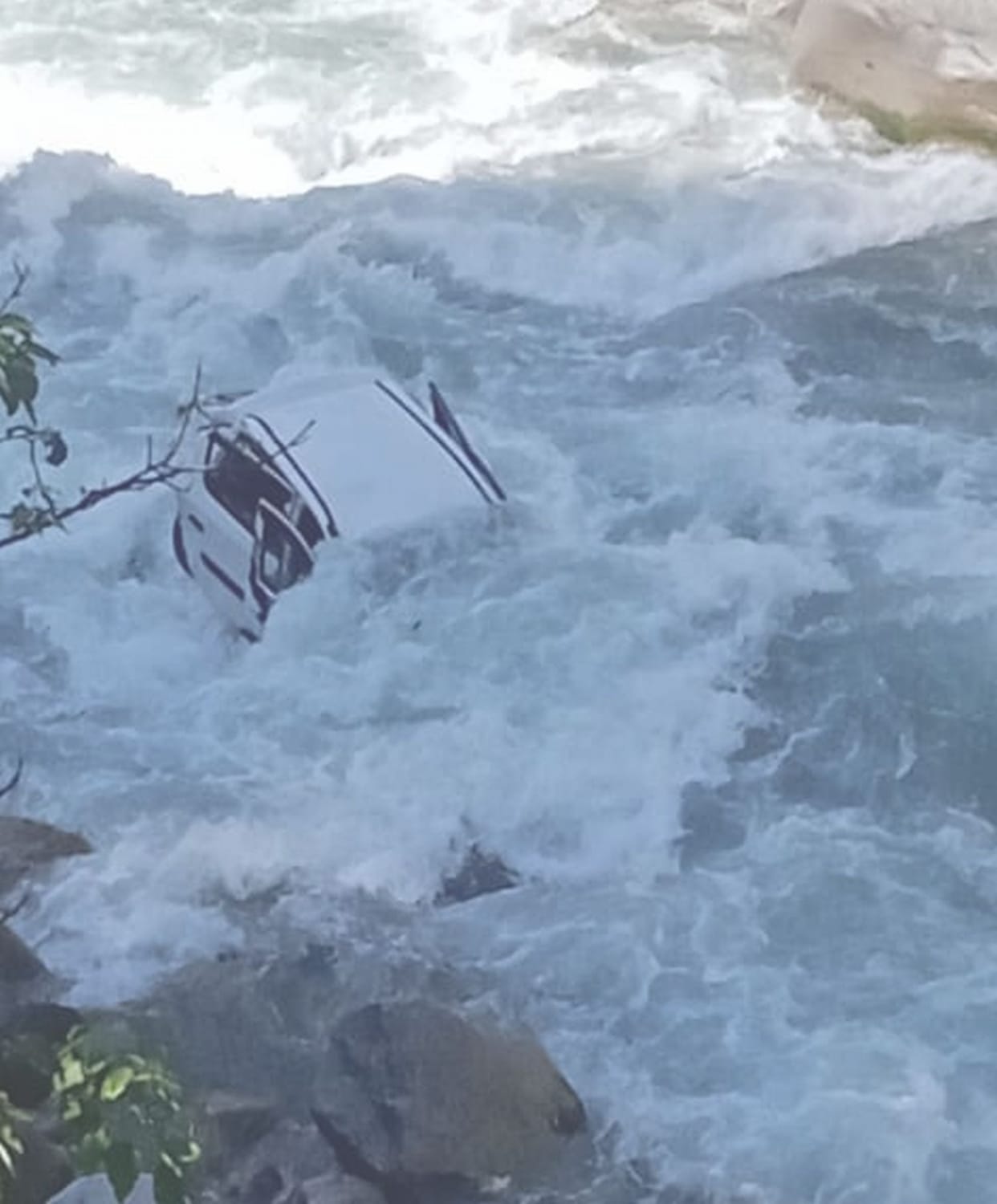 Car fell in Parvati, one missing