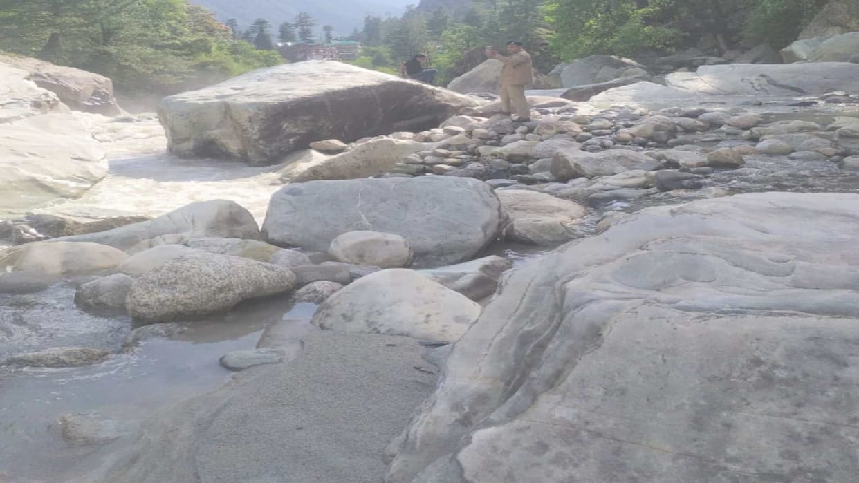 Two drown in parvati river While Taking Selfie at manikaran kullu himachal pradesh