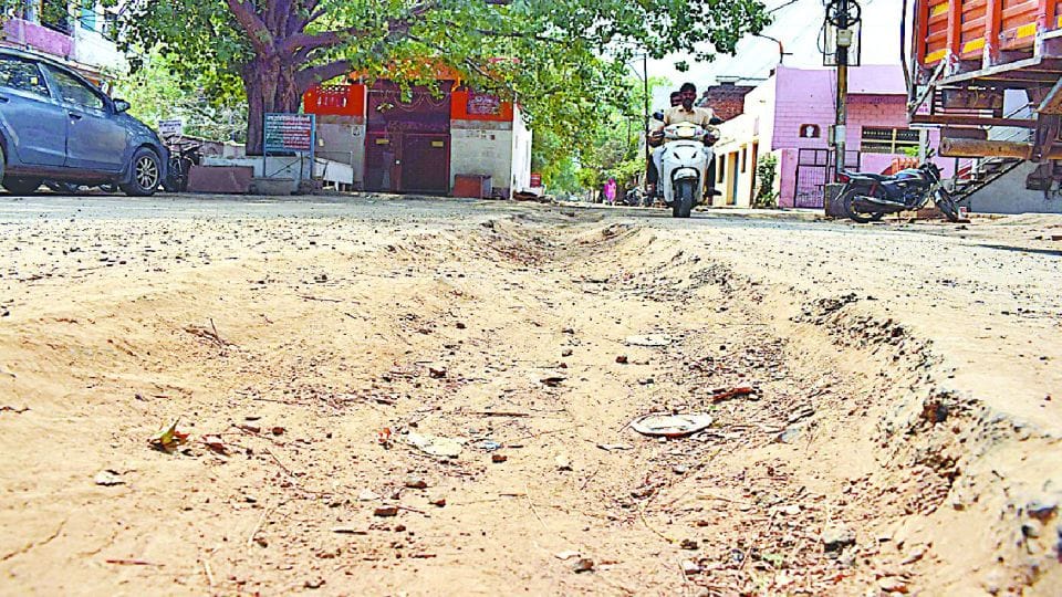 People facing problems due to digging on the roads in agra