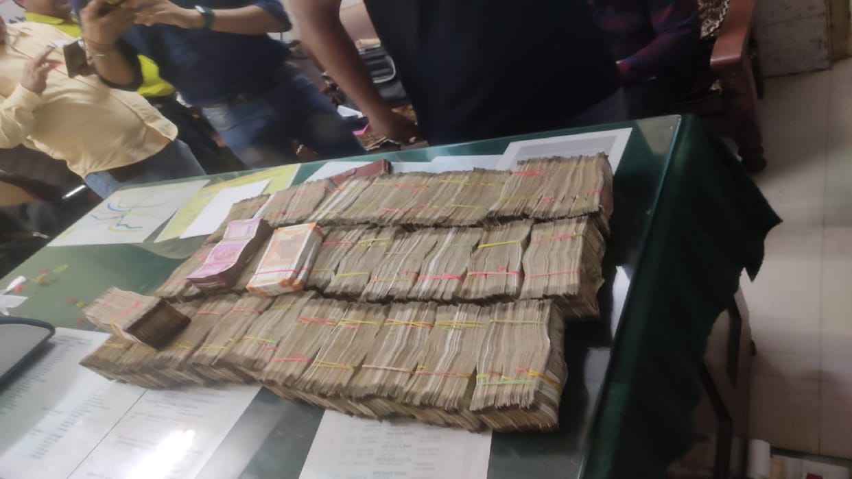 81 lakh recovered from the possession of Mumbai businessman at the junction, police engaged in investigation