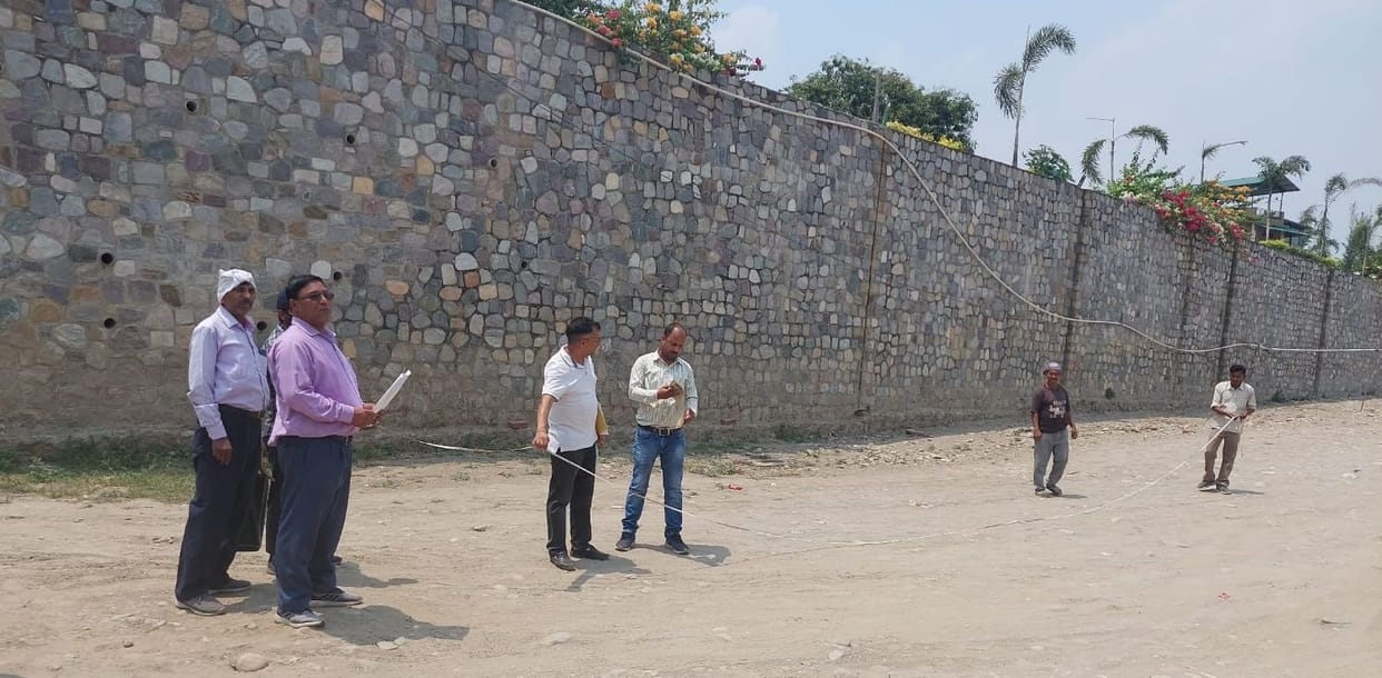 ??????????? ??Administration raid in under construction resort