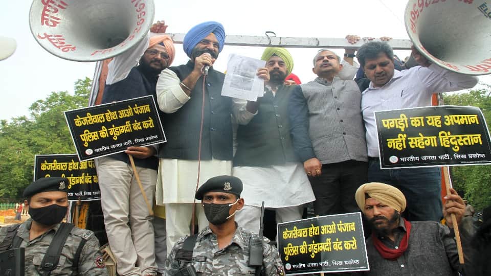 tajinderpal singh bagga told story of his arrest eight policemen picked him up and put him in the car
