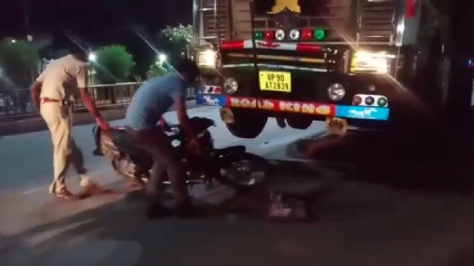 Satna: Motorcycle rider died due to truck collision, a young man going on foot was also injured