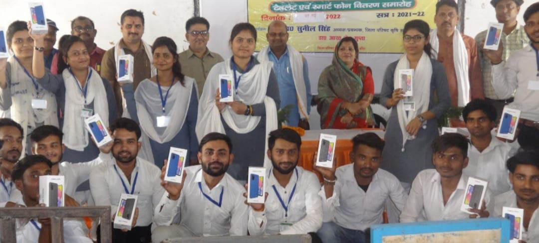 Smart phones distributed to students