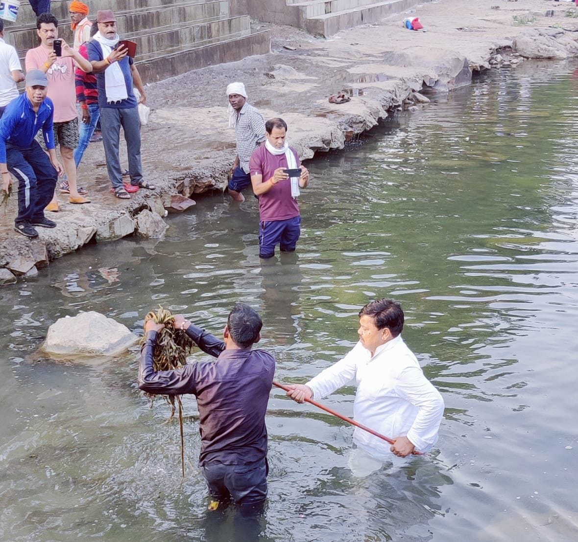 Madhya Pradesh minister cleans Mandakini
