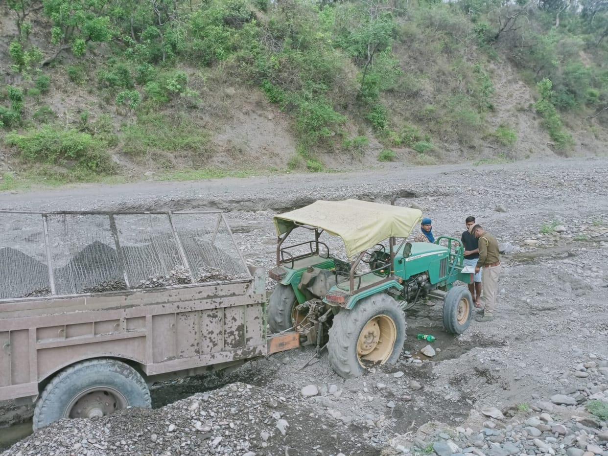 forest team fine 20 thousand rupees  to tractor owners in illegale minning case in giri rivers in chandni  renuka  sirmaur