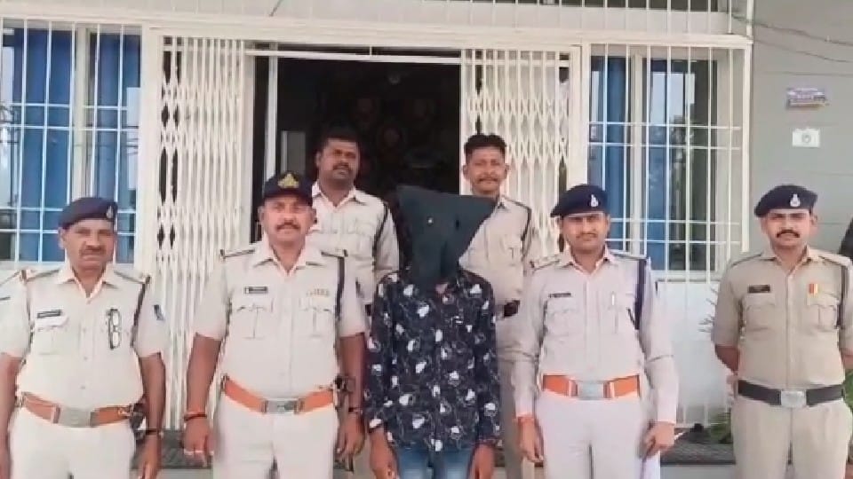 Blackmailing in Dhar: The girl took a lift, then threatened to take objectionable photos, was raging money by threatening to make it viral