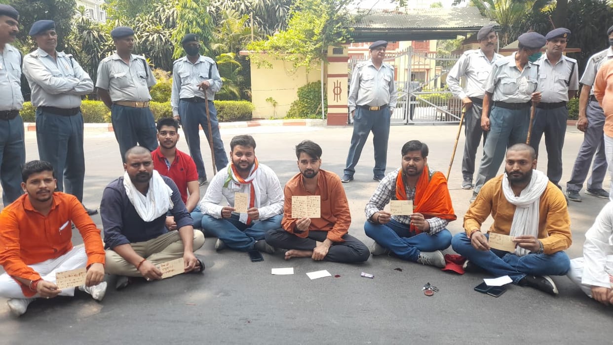 Roza Iftar party in BHU students wrote letters with blood to President PM and CM in protest against Vice Chancellor