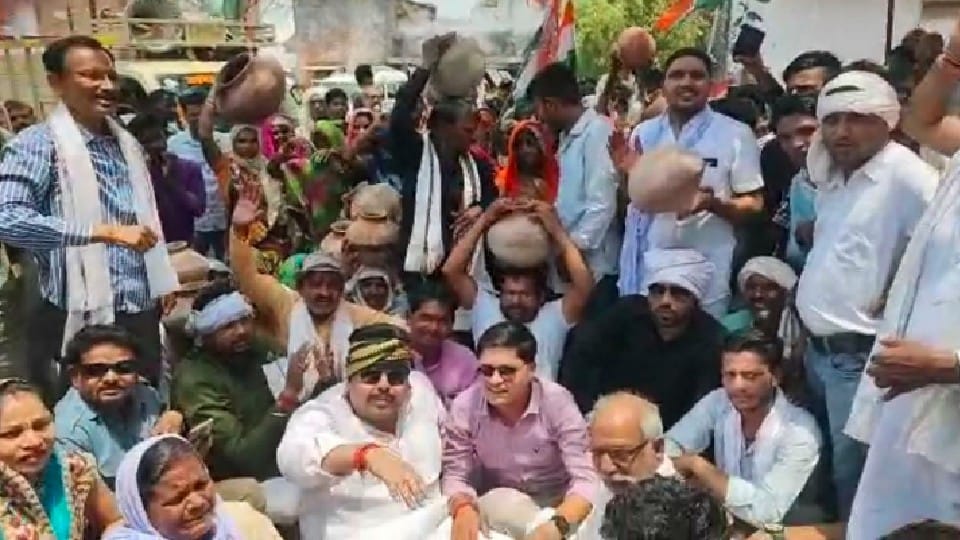 Chhatarpur: Demonstration of MLA over water problem, surrounded the municipality, sat on dharna