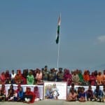 महिलाओं का सम्मान करते सैन्य अधिकारी