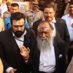ज्ञानवापी परिसर से निकलते अधिवक्ता हरिशंकर जैन और विष्णु जैन