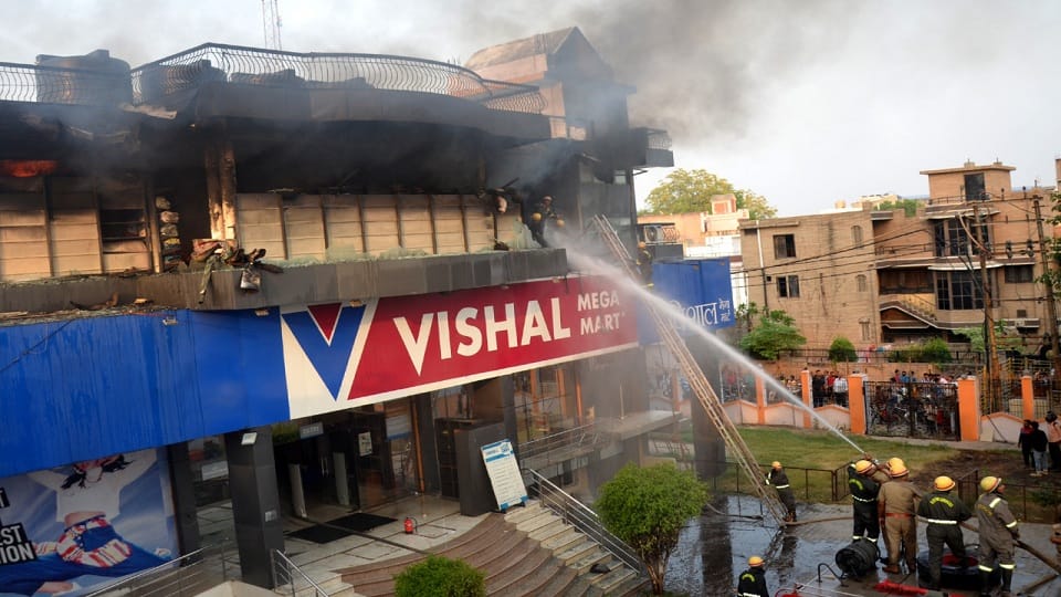 massive fire in mall stampede among employees and customers in aligarh