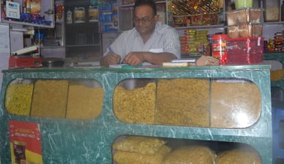 आवास विकास स्थित दालमोठ की दुकान। संवाद