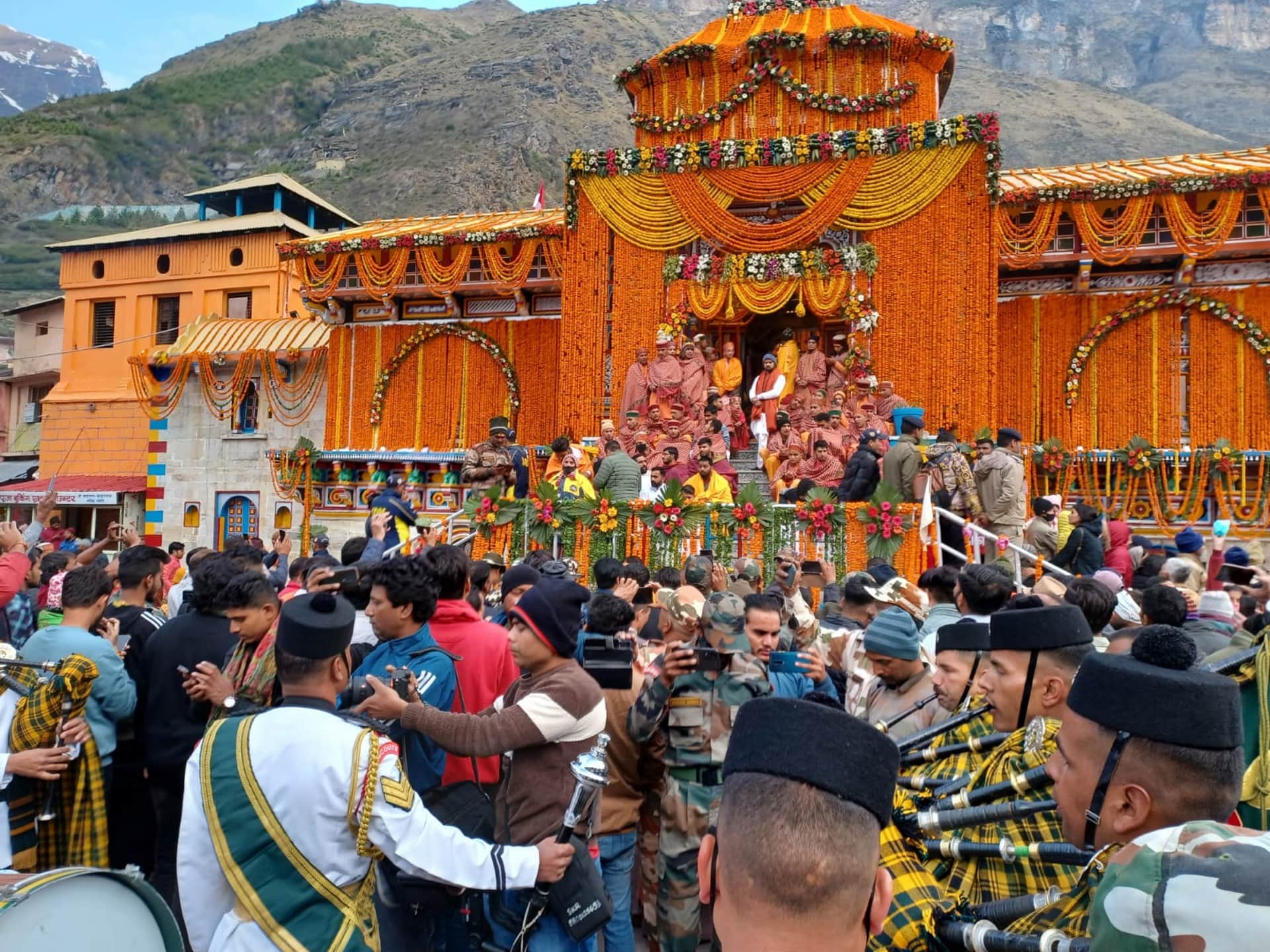 Badrinath Dham doors opened, More than 25 thousand devotees become witnesses, See Photos