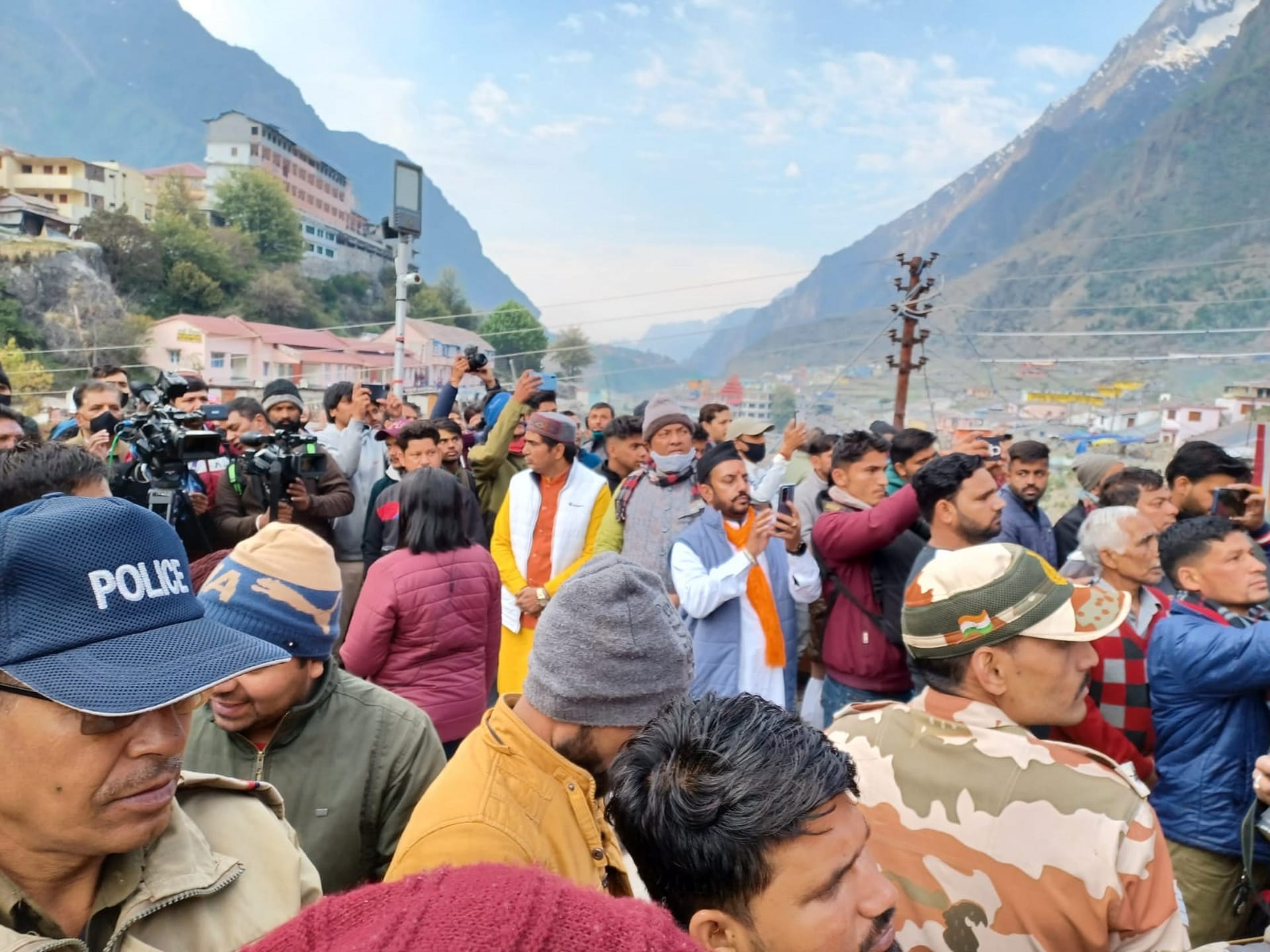 Badrinath Dham doors opened, More than 25 thousand devotees become witnesses, See Photos