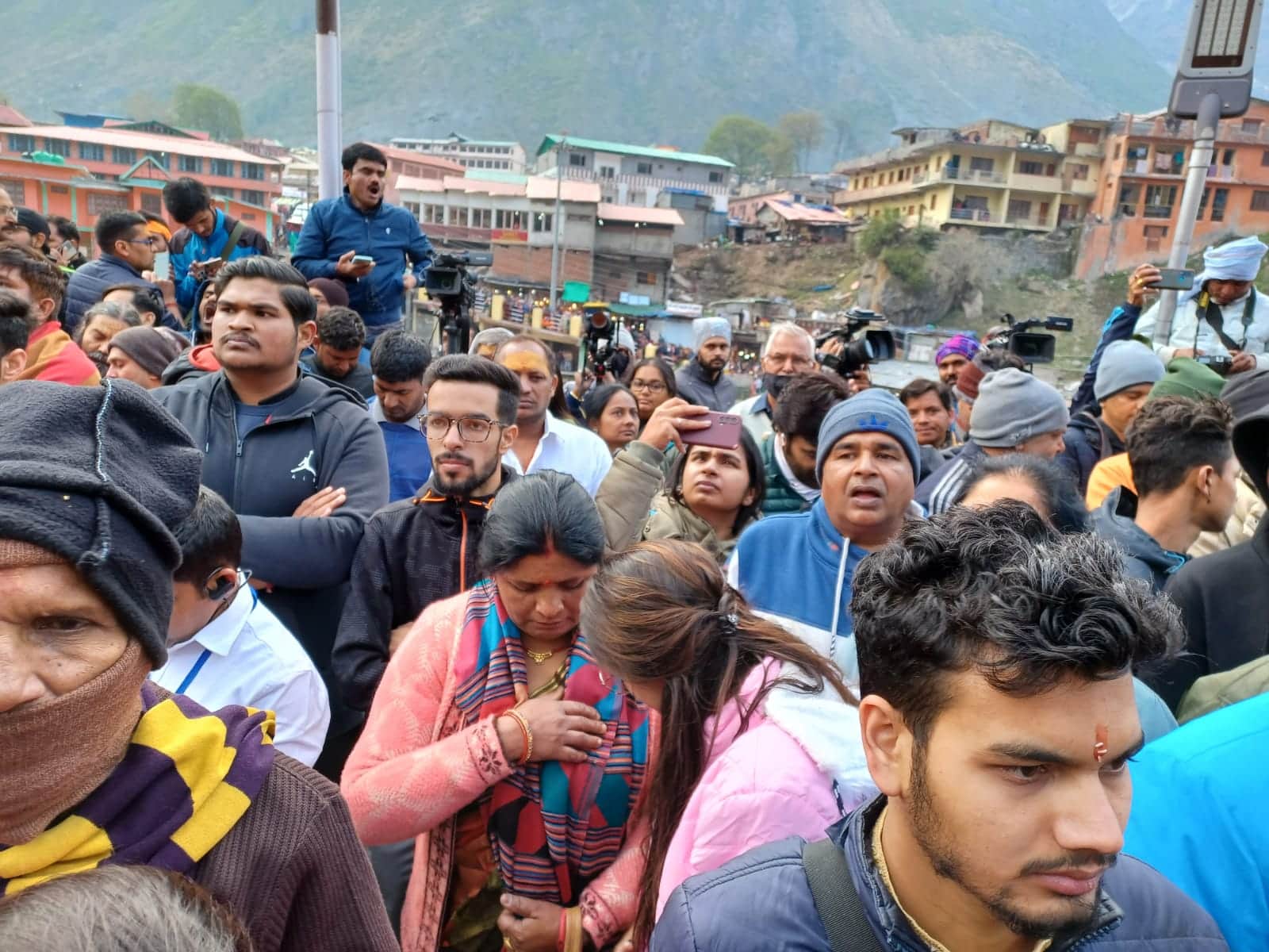 Badrinath Dham doors opened, More than 25 thousand devotees become witnesses, See Photos