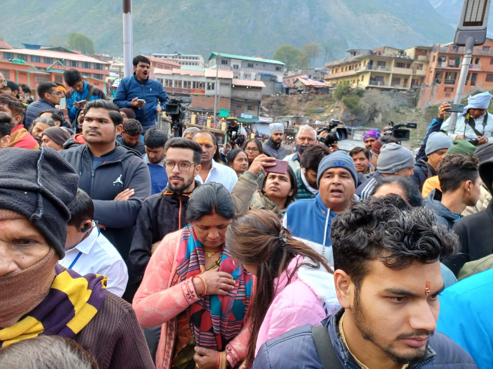 Badrinath Dham doors opened, More than 25 thousand devotees become witnesses, See Photos