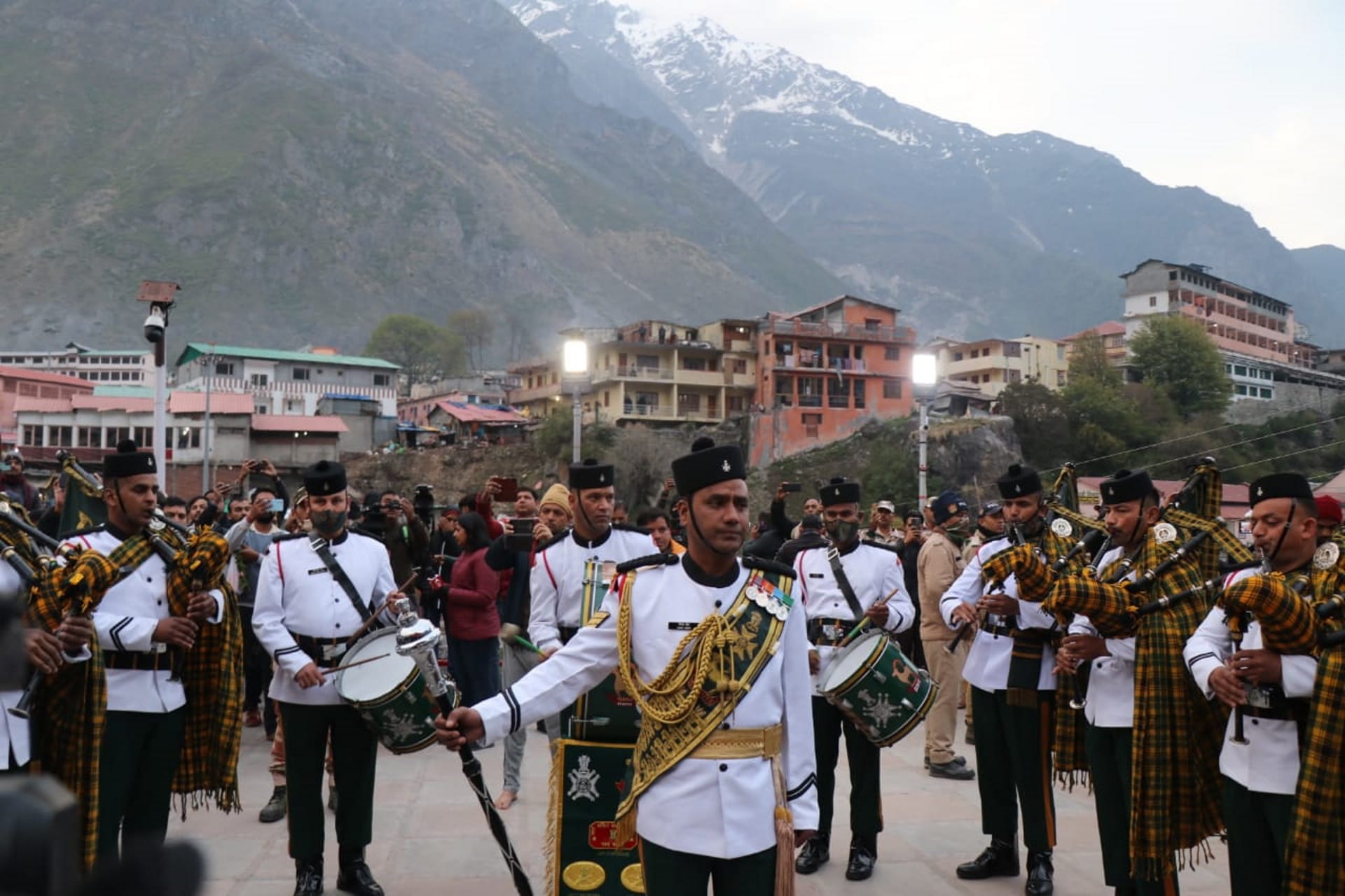 Badrinath Dham doors opened, More than 25 thousand devotees become witnesses, See Photos