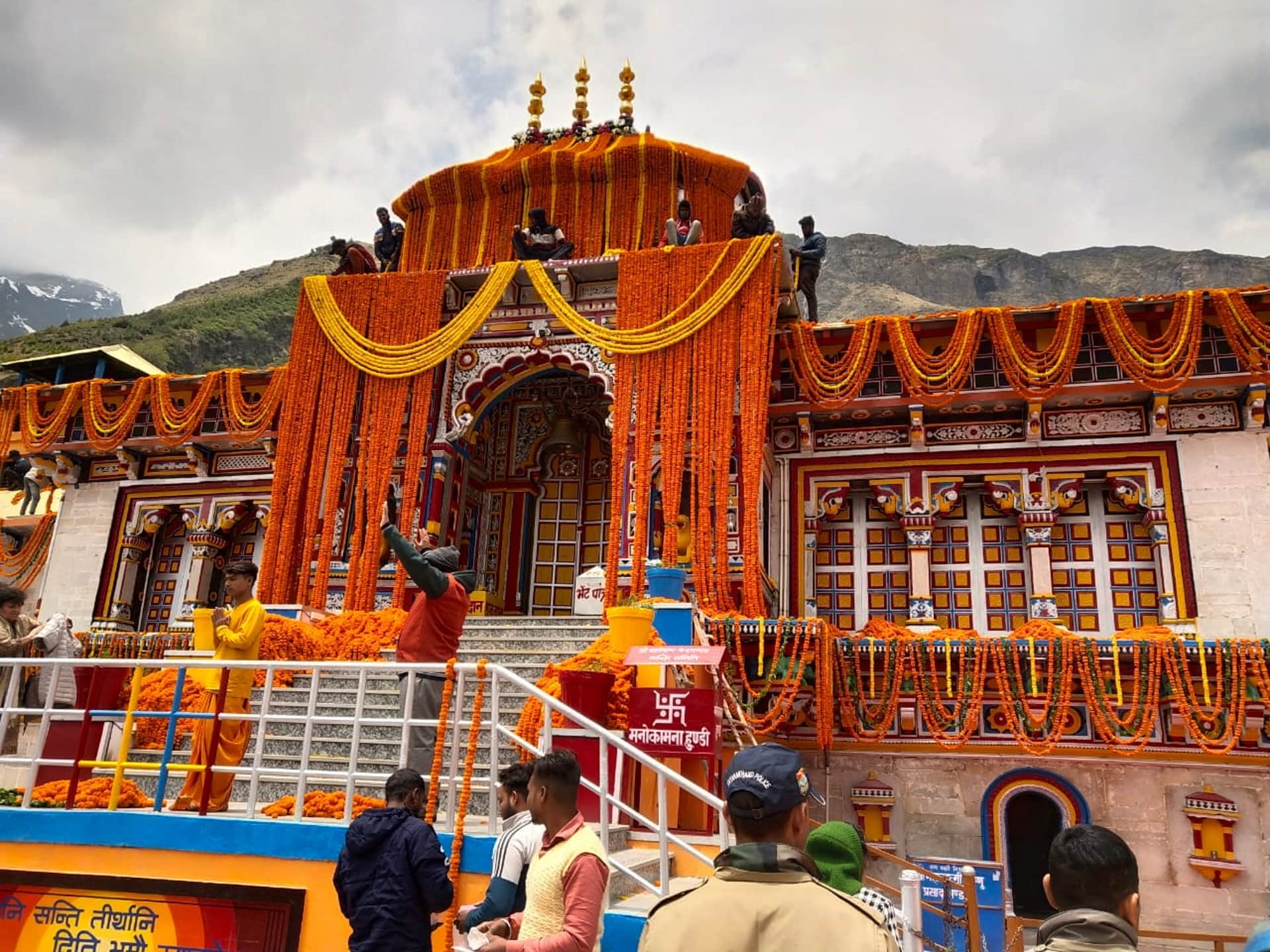 Badrinath temple decorated with 20 quintals of flowers, grand pictures of Dham