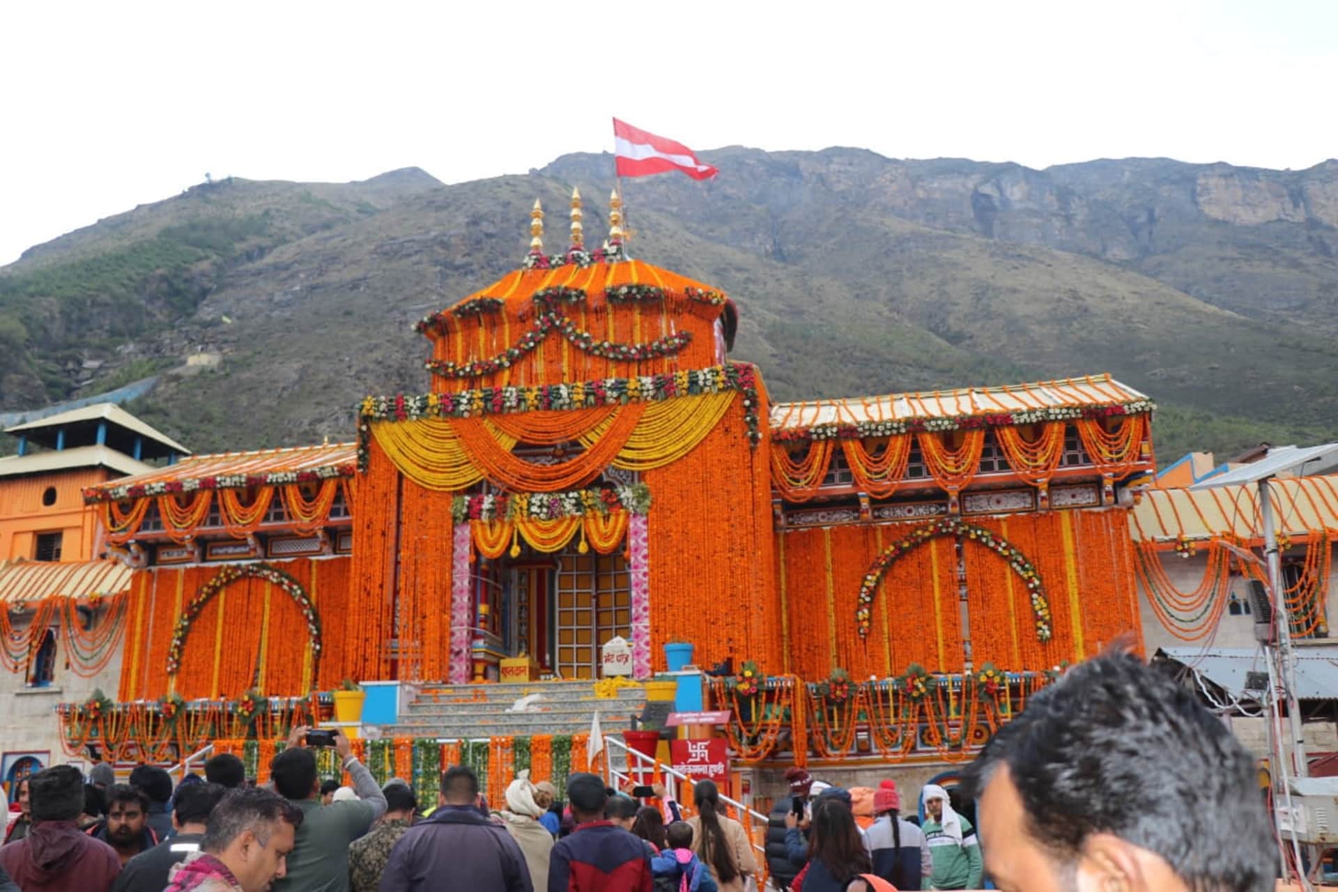 Badrinath temple decorated with 20 quintals of flowers, grand pictures of Dham