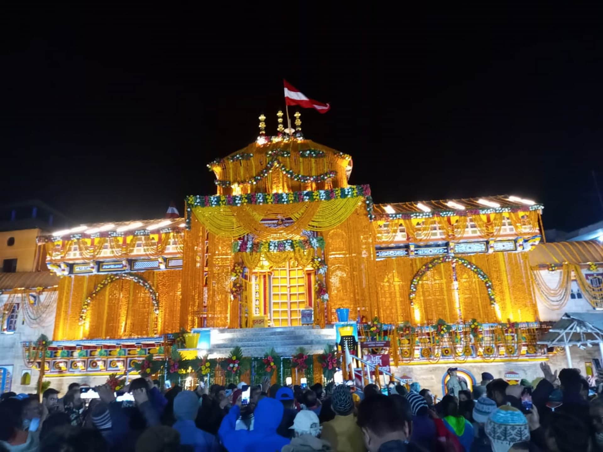 Badrinath temple decorated with 20 quintals of flowers, grand pictures of Dham