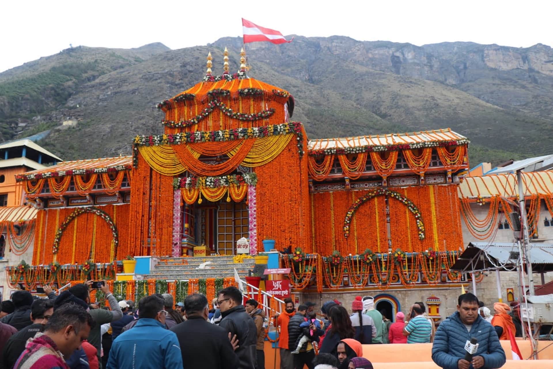 Badrinath temple decorated with 20 quintals of flowers, grand pictures of Dham