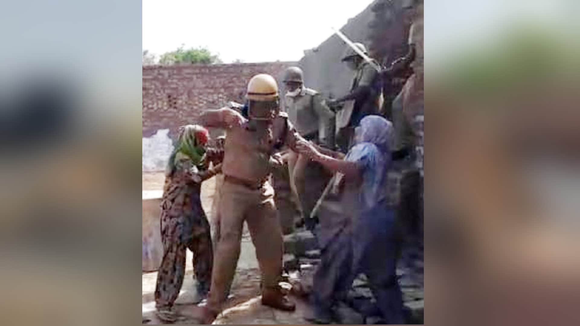Women clashed with police as soon as the bulldozers were moving on tannery units, ten policemen were injured