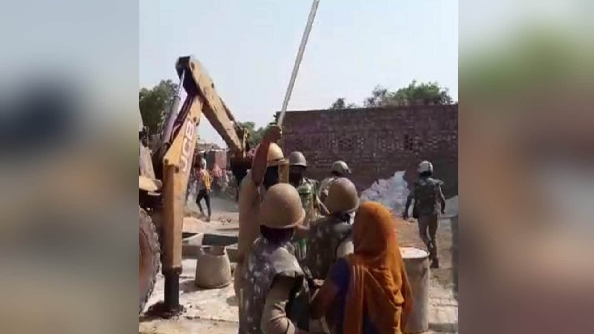 Women clashed with police as soon as the bulldozers were moving on tannery units, ten policemen were injured