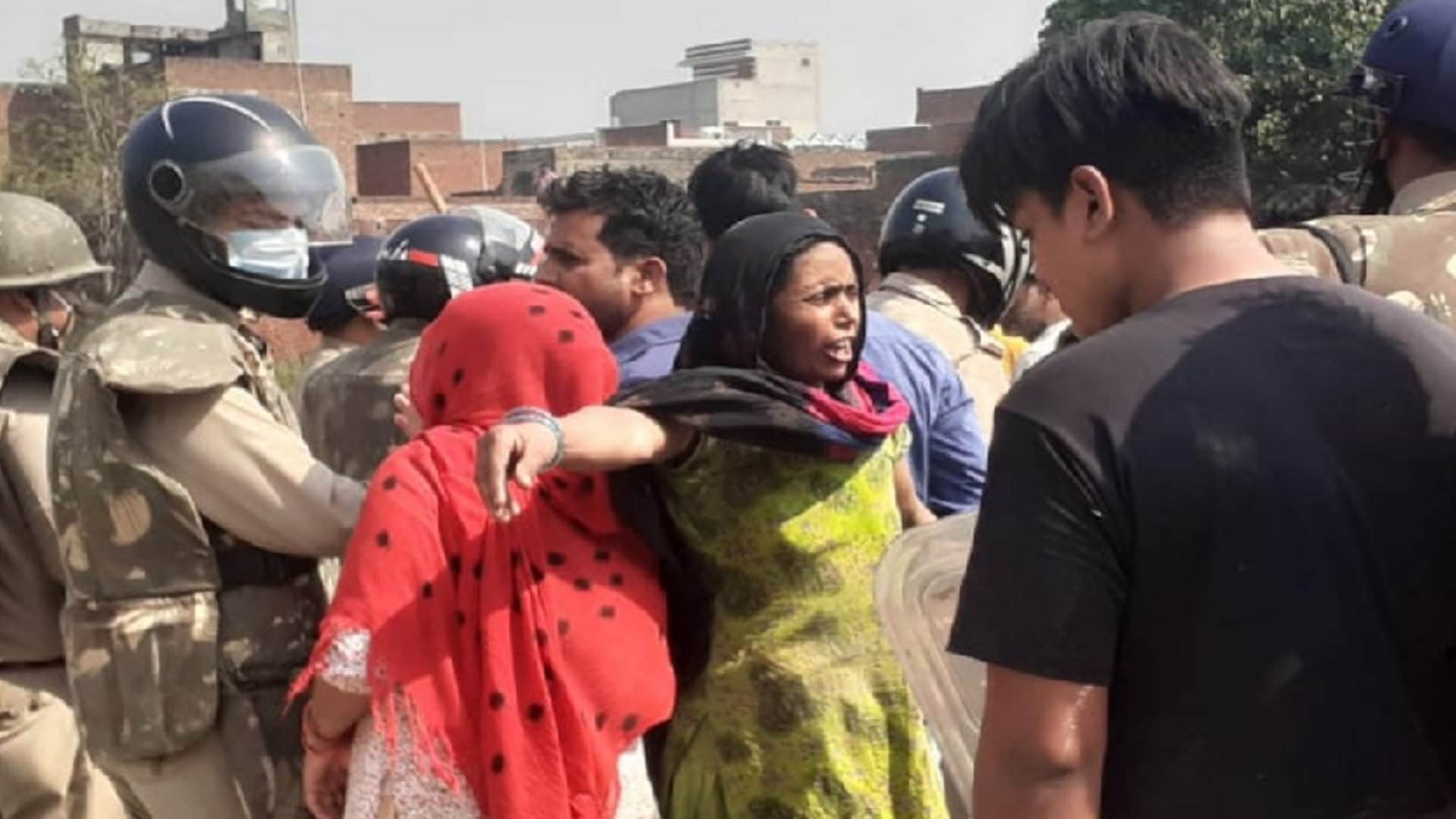Women clashed with police as soon as the bulldozers were moving on tannery units, ten policemen were injured